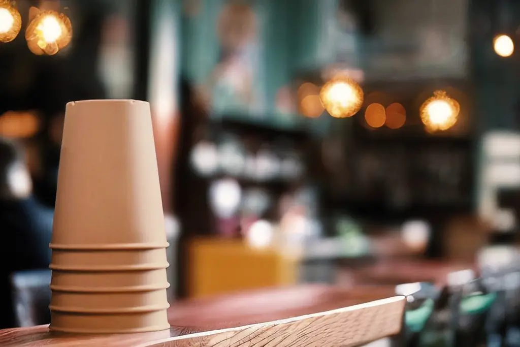 Herbruikbare koffiebekers in koffiebar