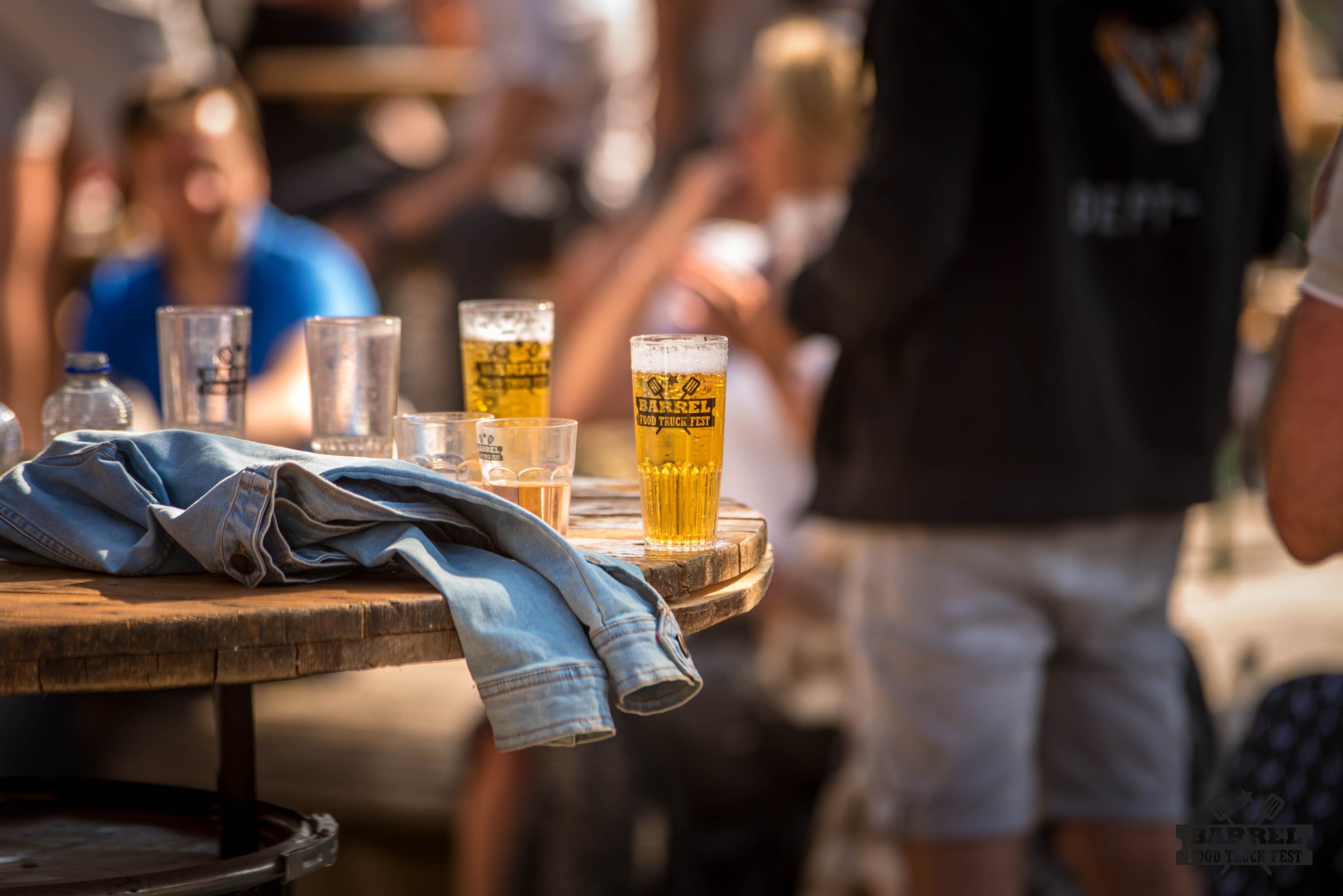 Herbruikbare festivalbekers met bier en frisdrank op een tafel tijdens Barrel Food Truck Fest. herbruikbare bekers kopen of huren bij Dutch Cups